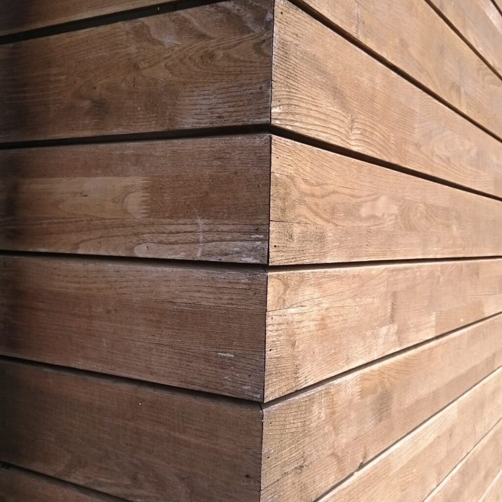 Fasádny obklad z agátoveho dreva