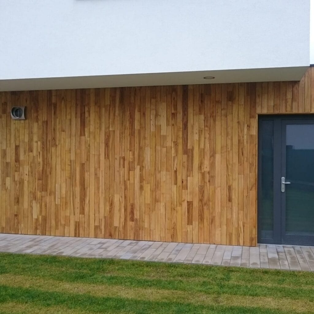 Fasádny obklad z agátoveho dreva