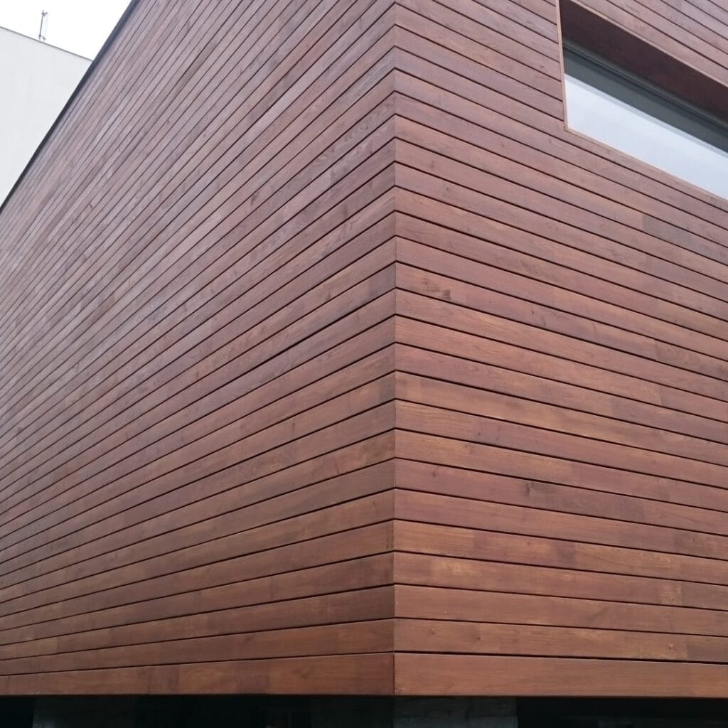 Fasádny obklad z agátoveho dreva