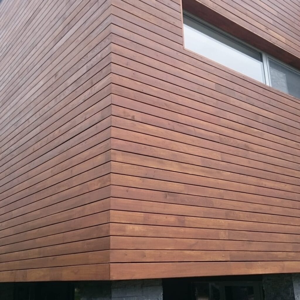 Fasádny obklad z agátoveho dreva