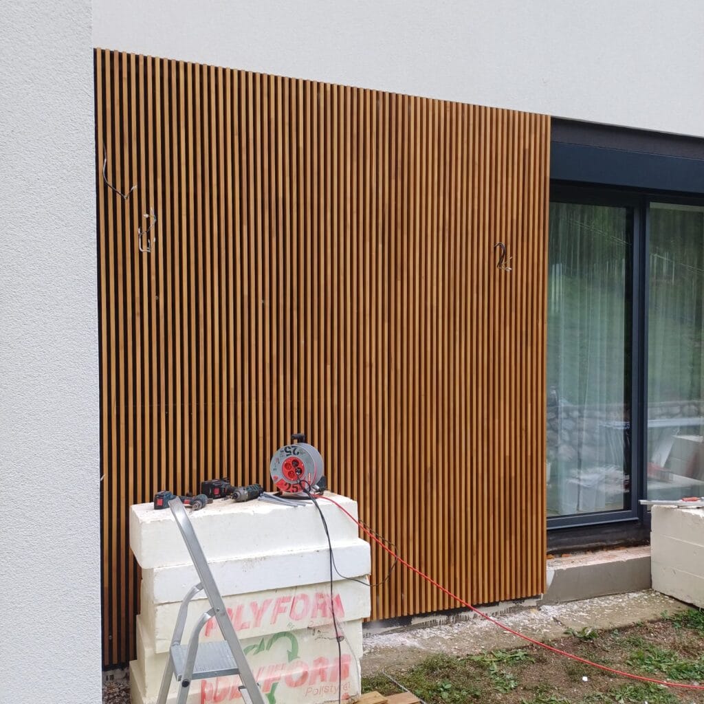 Fasádny obklad z agátoveho dreva