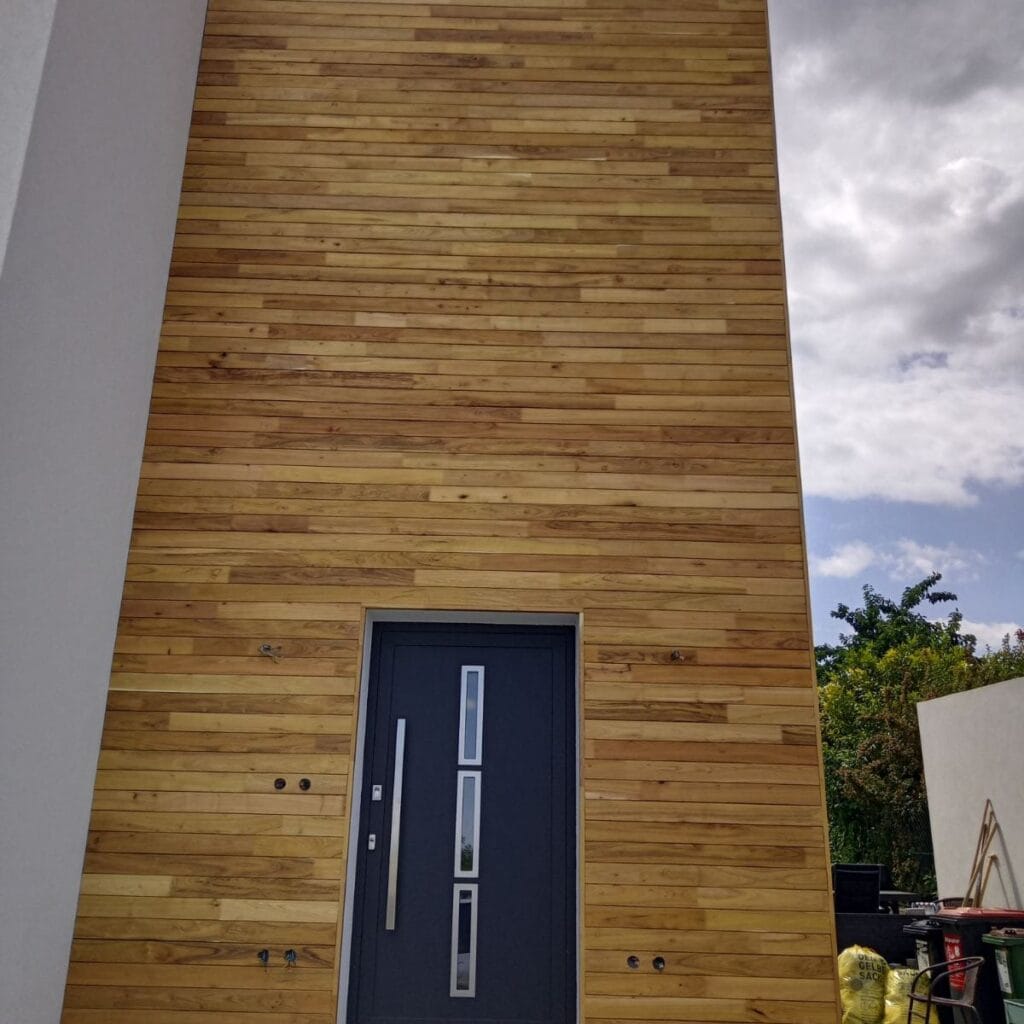 Fasádny obklad z agátoveho dreva