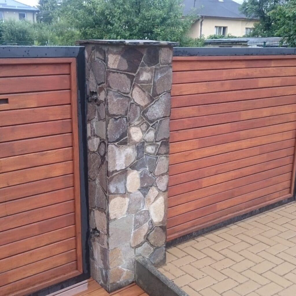 Plot z agátoveho dreva